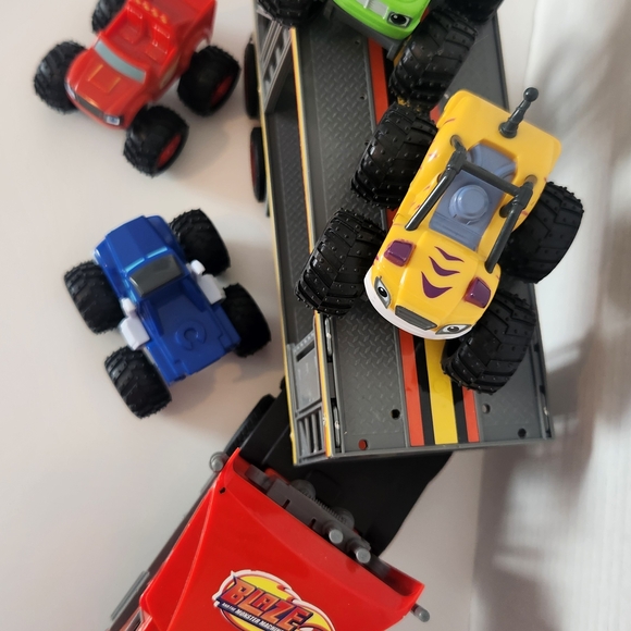 Blaze and the Monster Machines Truck Set - Picture 5 of 14